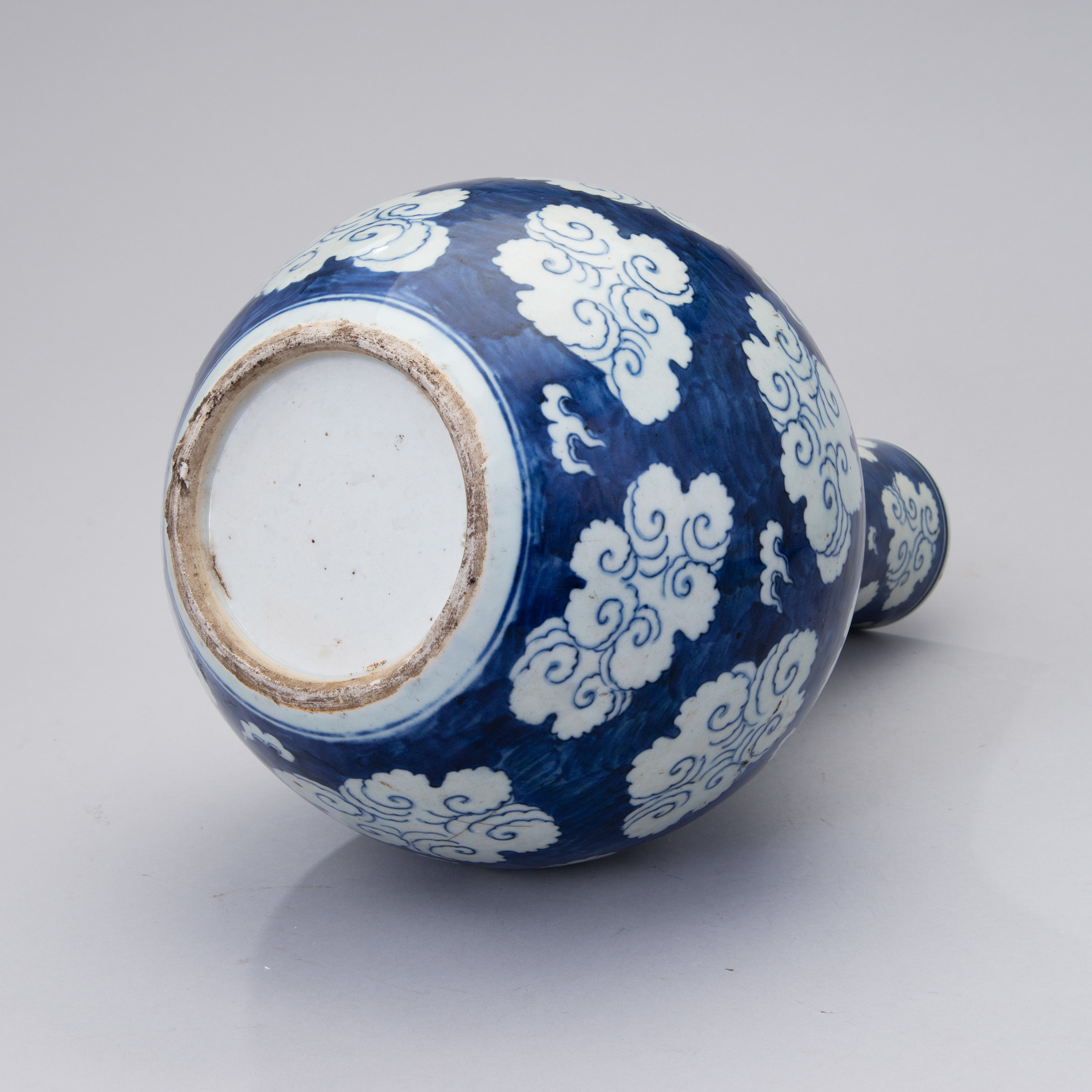 A latter half of the 19th century Chinese porcelain vase. Bukowskis