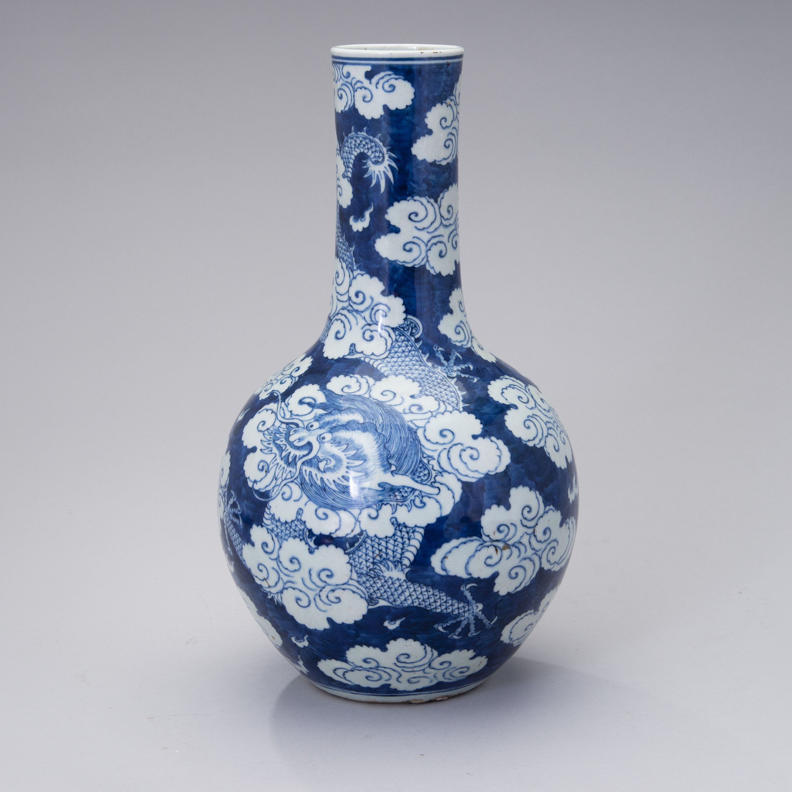 A latter half of the 19th century Chinese porcelain vase. Bukowskis