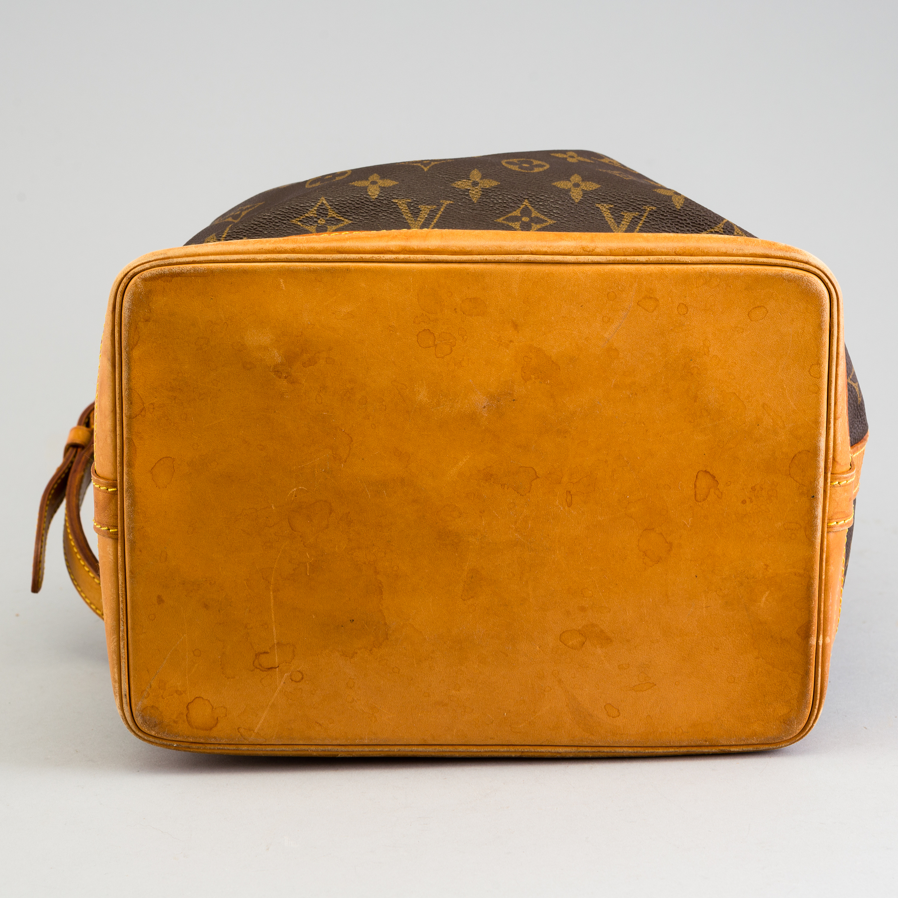 A 'Noé' bag from Louis Vuitton. Bukowskis