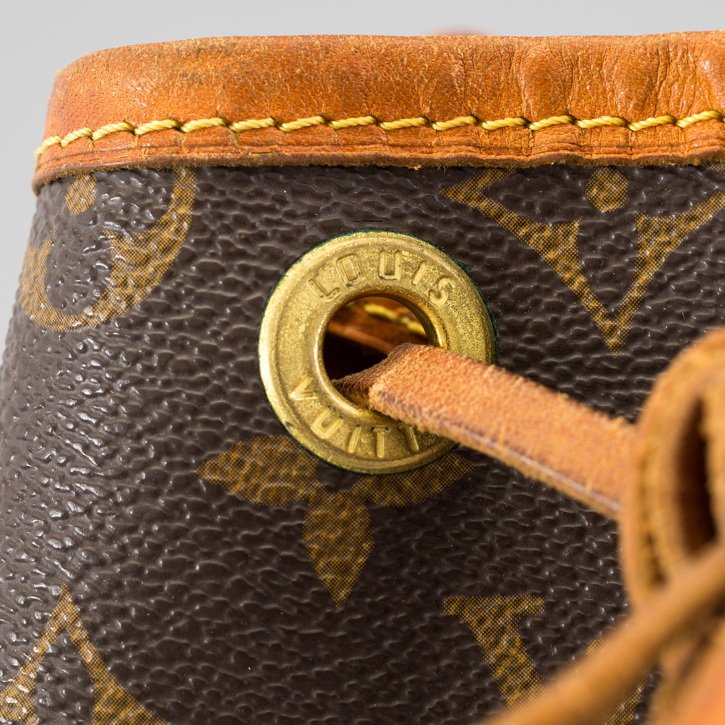 A 'Noé' bag from Louis Vuitton. Bukowskis