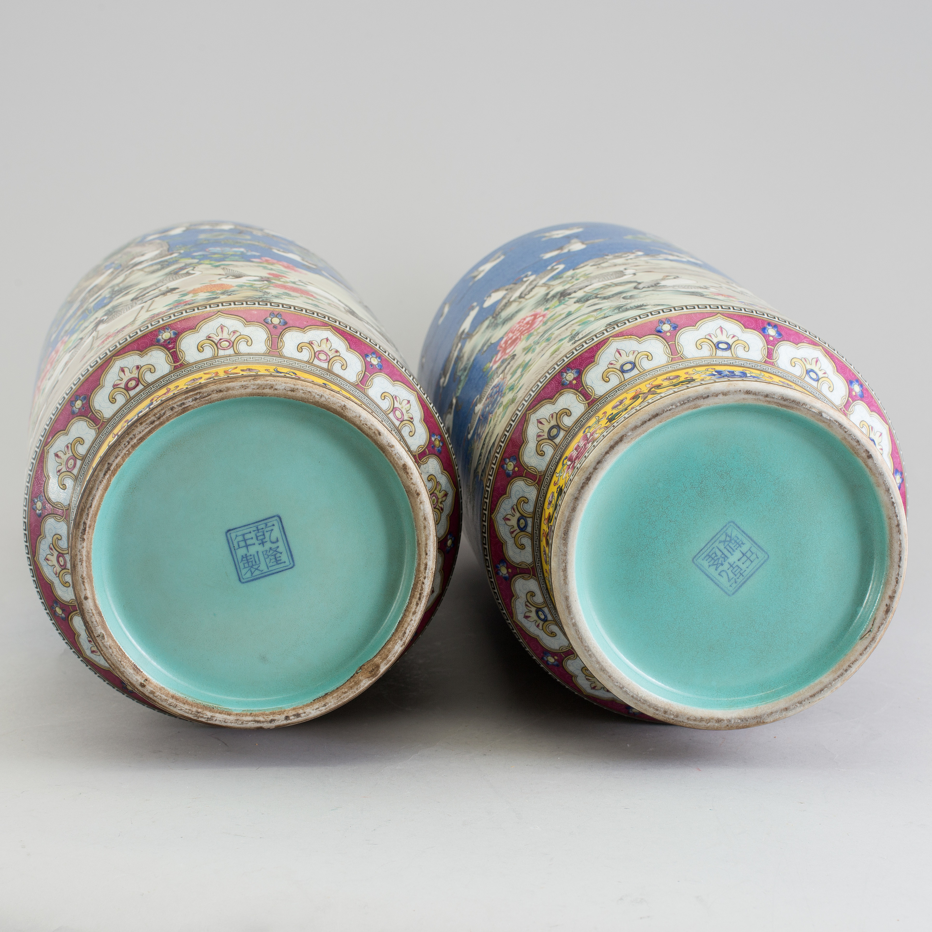 A pair of large Chinese porcelain vases of modern manufacture. Bukowskis
