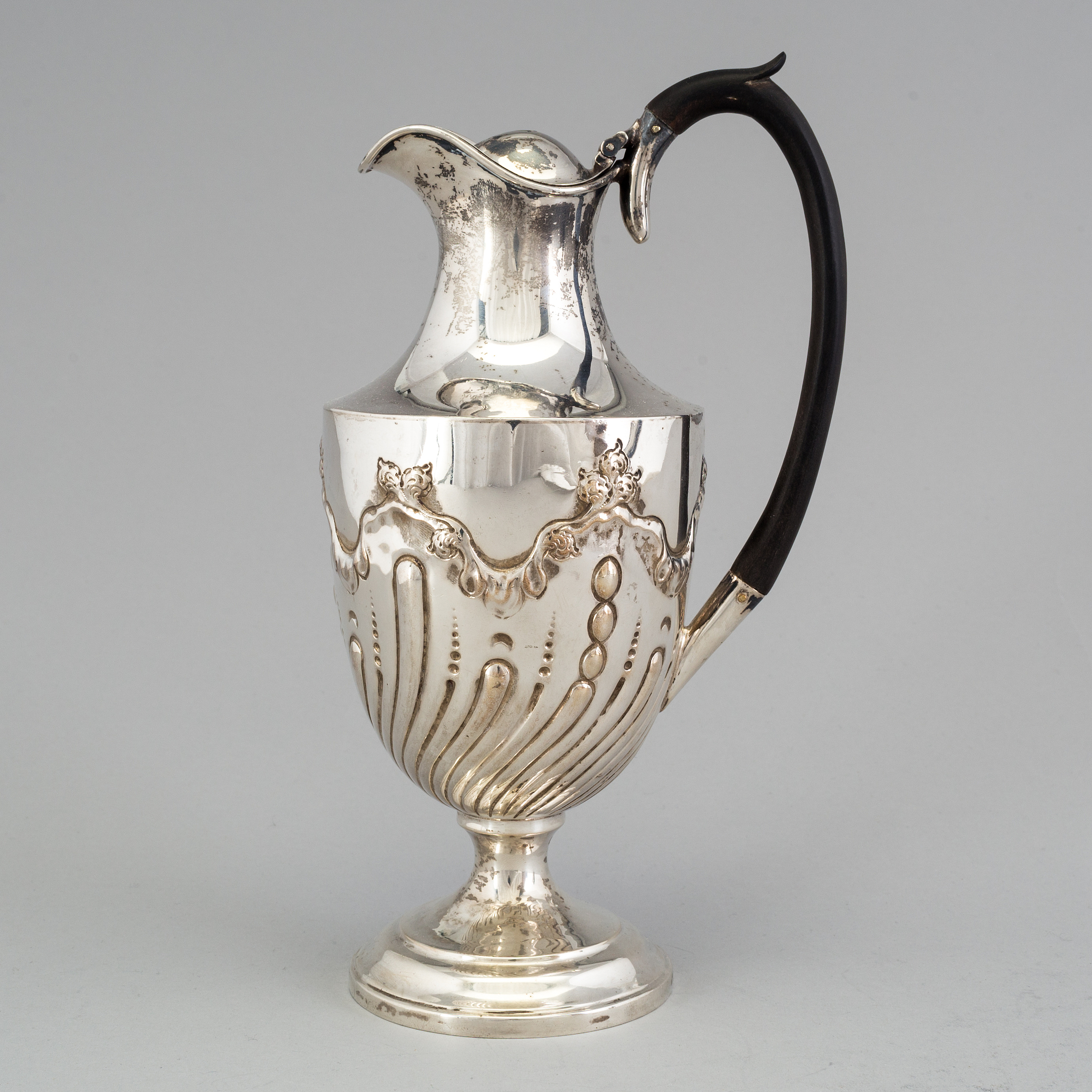 A silver jug by James Deakin & Sons, Sheffield, England, 1896. Weight