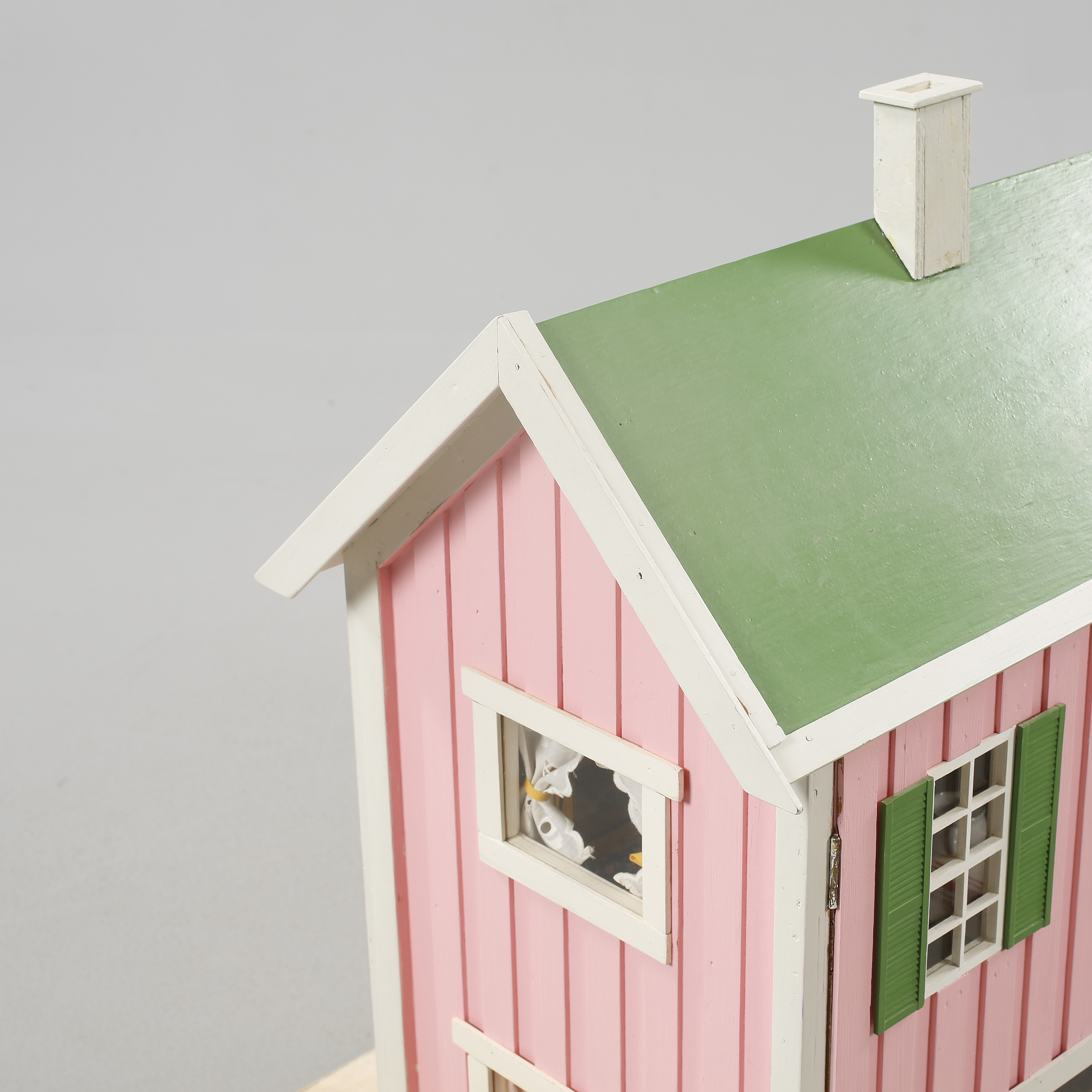 A 1980s doll house with various dolls and furniture. - Bukowskis