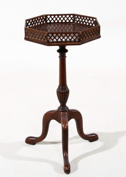 88187. LAMPBORD, engelsk stil, brickmärkt AB Nordiska Kompaniet, 1900-talets första hälft.