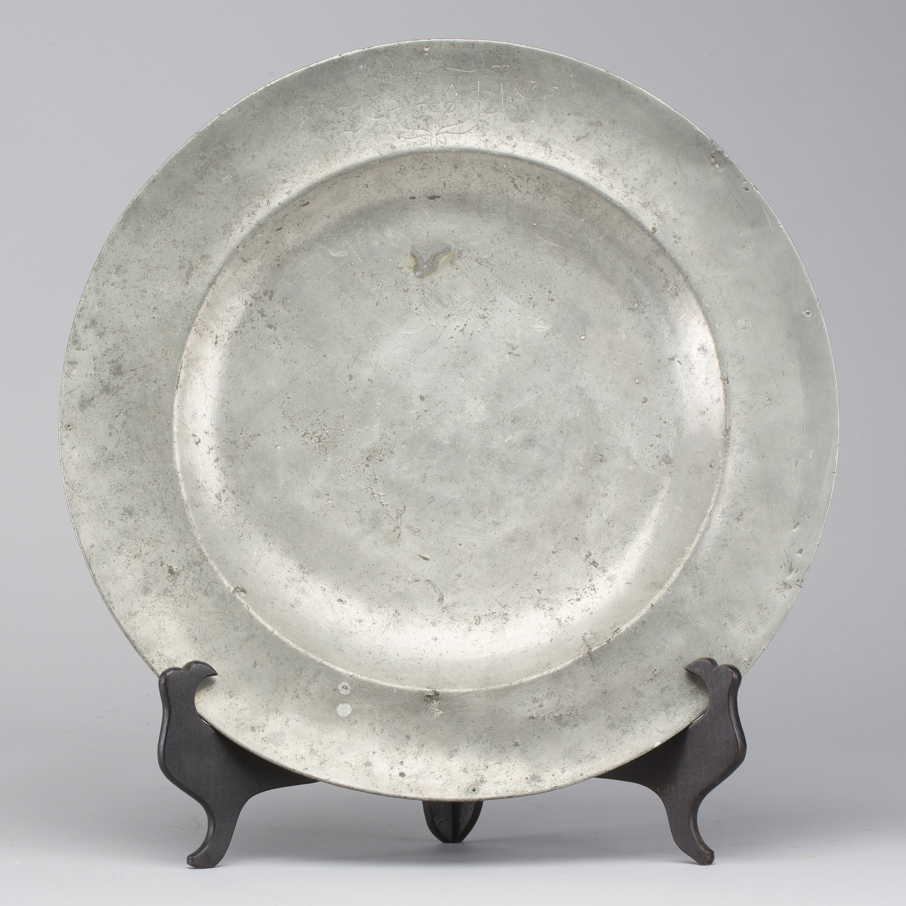 A PEWTER PLATE, dated 1675. Bukowskis