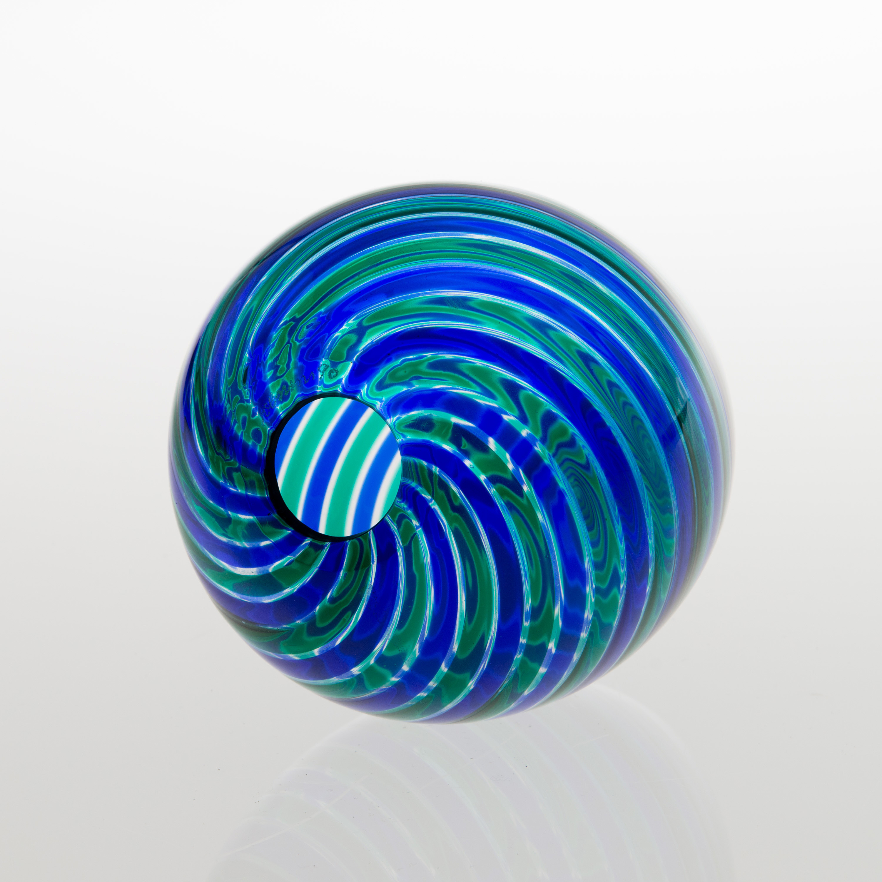 A 1990´S VENINI GLASS EGG, signed Venini 90. Bukowskis