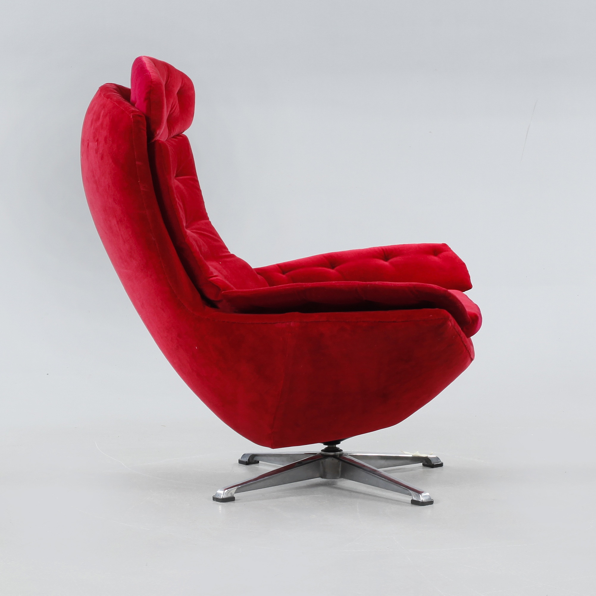 A swivel chair, made around 1970. Bukowskis