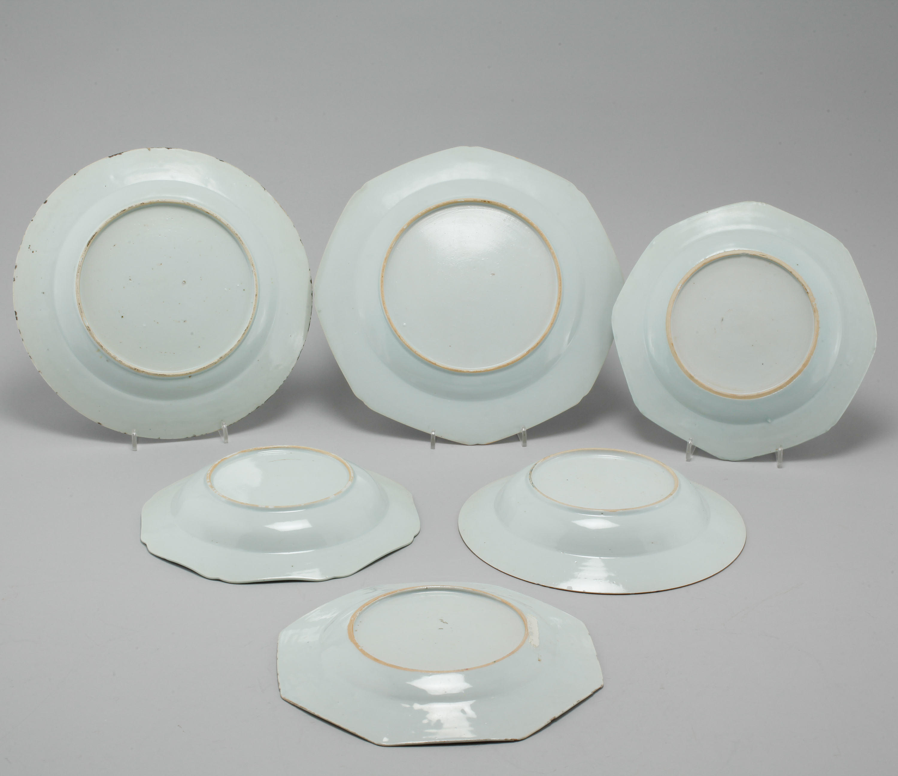 Four Chinese dinner plates and two Chinese serving dishes from Qing