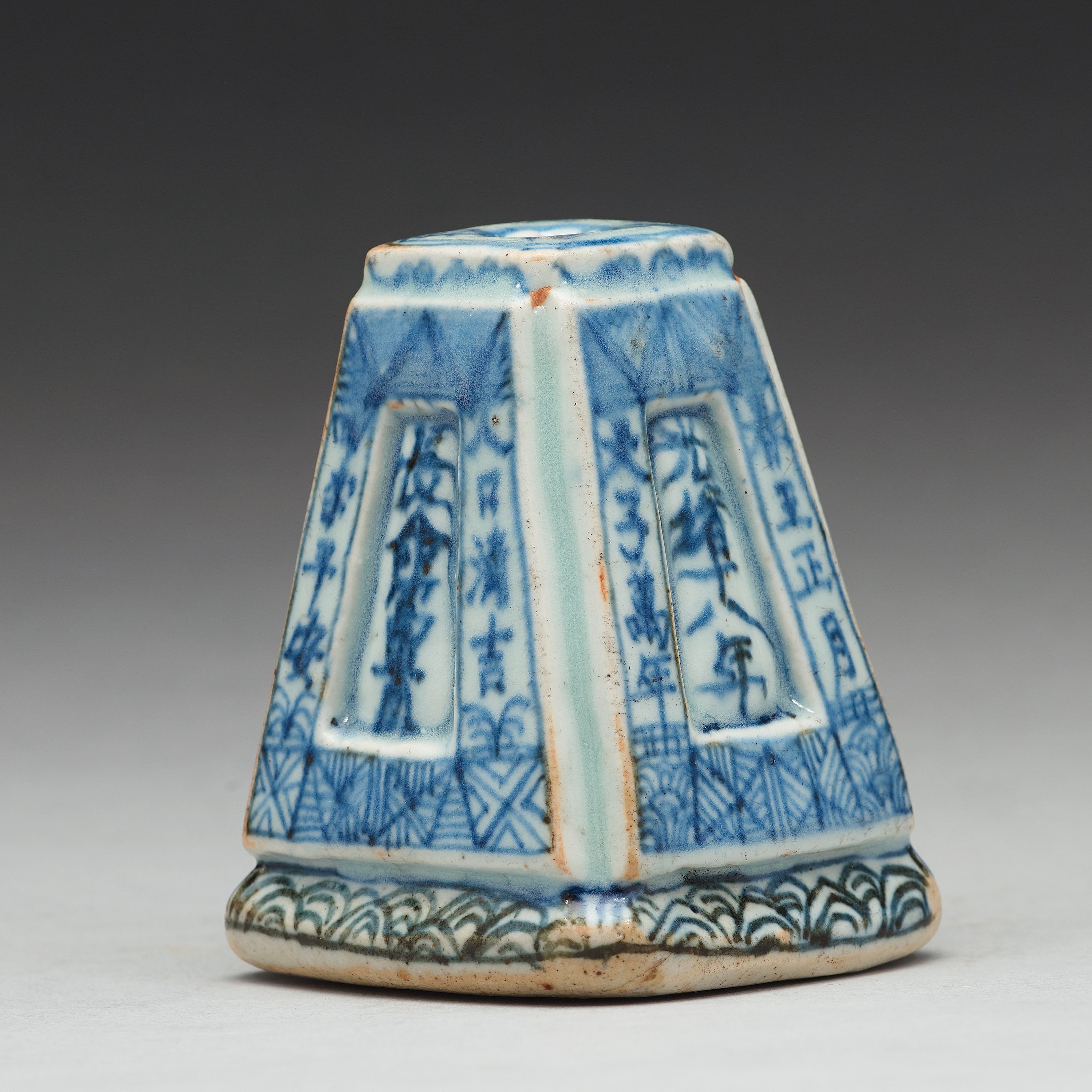 A blue and white joss stick holder, Qingdynasty, 19th Century. Bukowskis