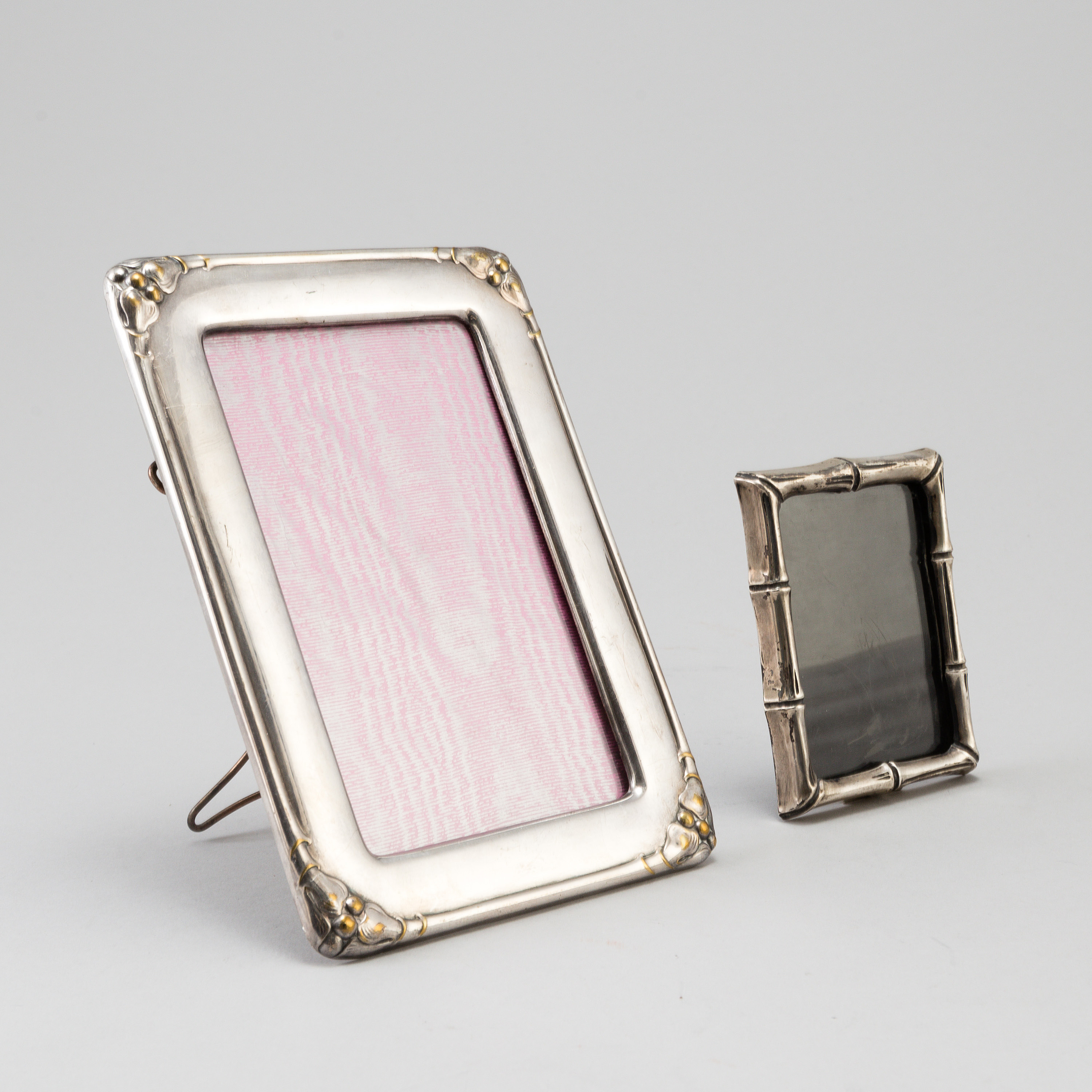 2 photo frames, including one of silver from Tiffany Studios, New York. Bukowskis