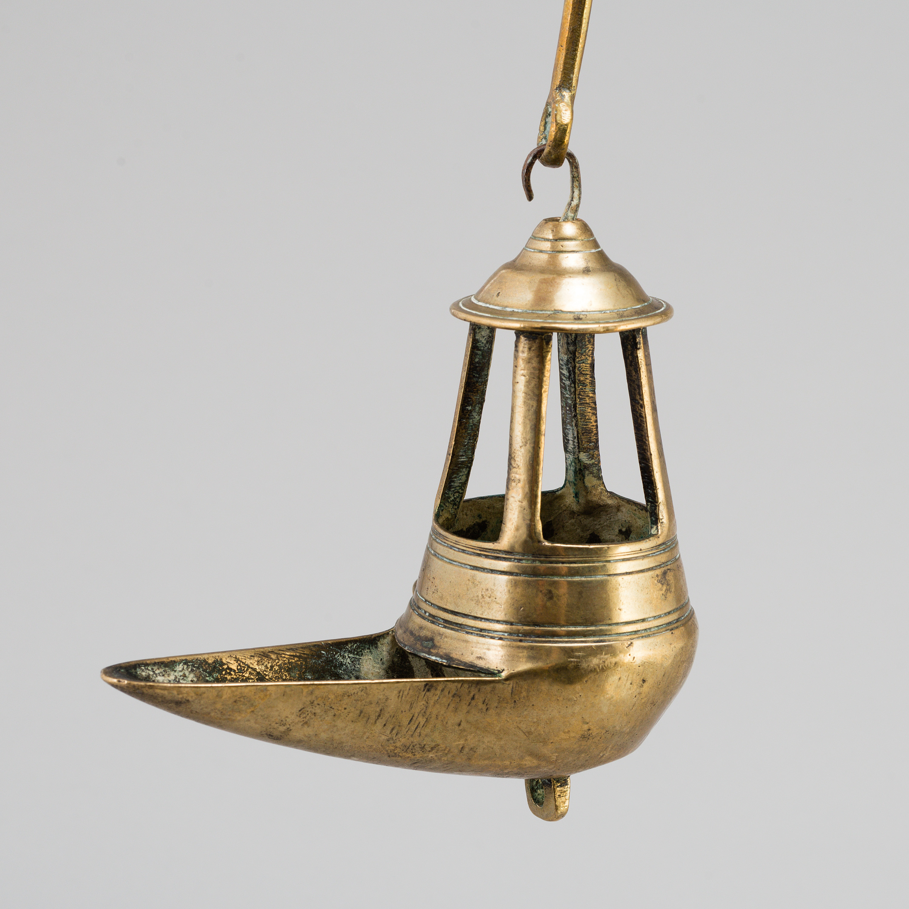 AN 18TH CENTURY BRONZE OIL LAMP. Bukowskis