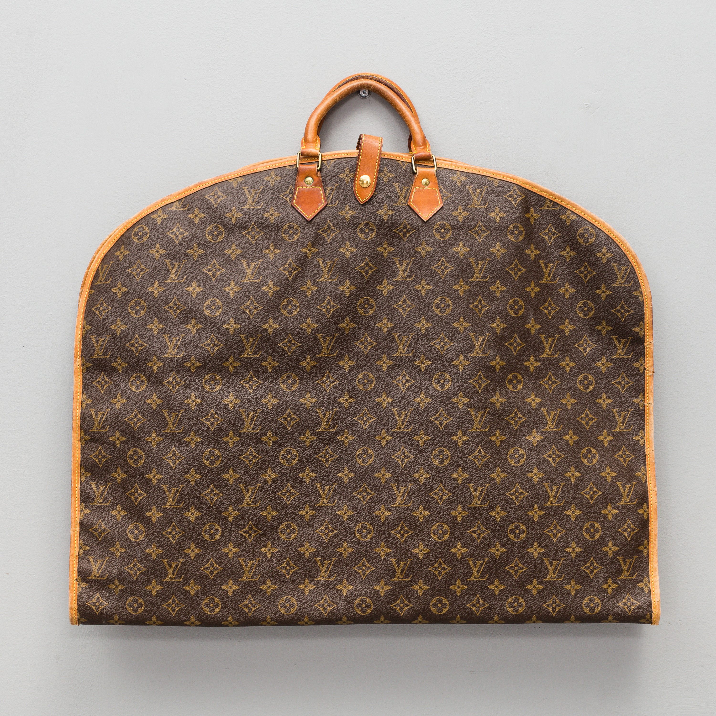 RESEGARDEROB, "Garment Cover", Louis Vuitton. Bukowskis