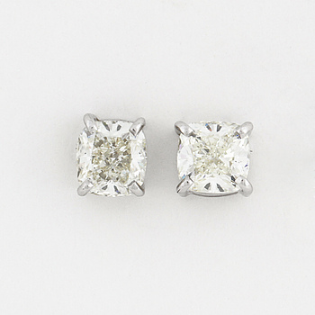 ÖRHÄNGEN, med briljantslipade diamanter totalt 1.80 ct.