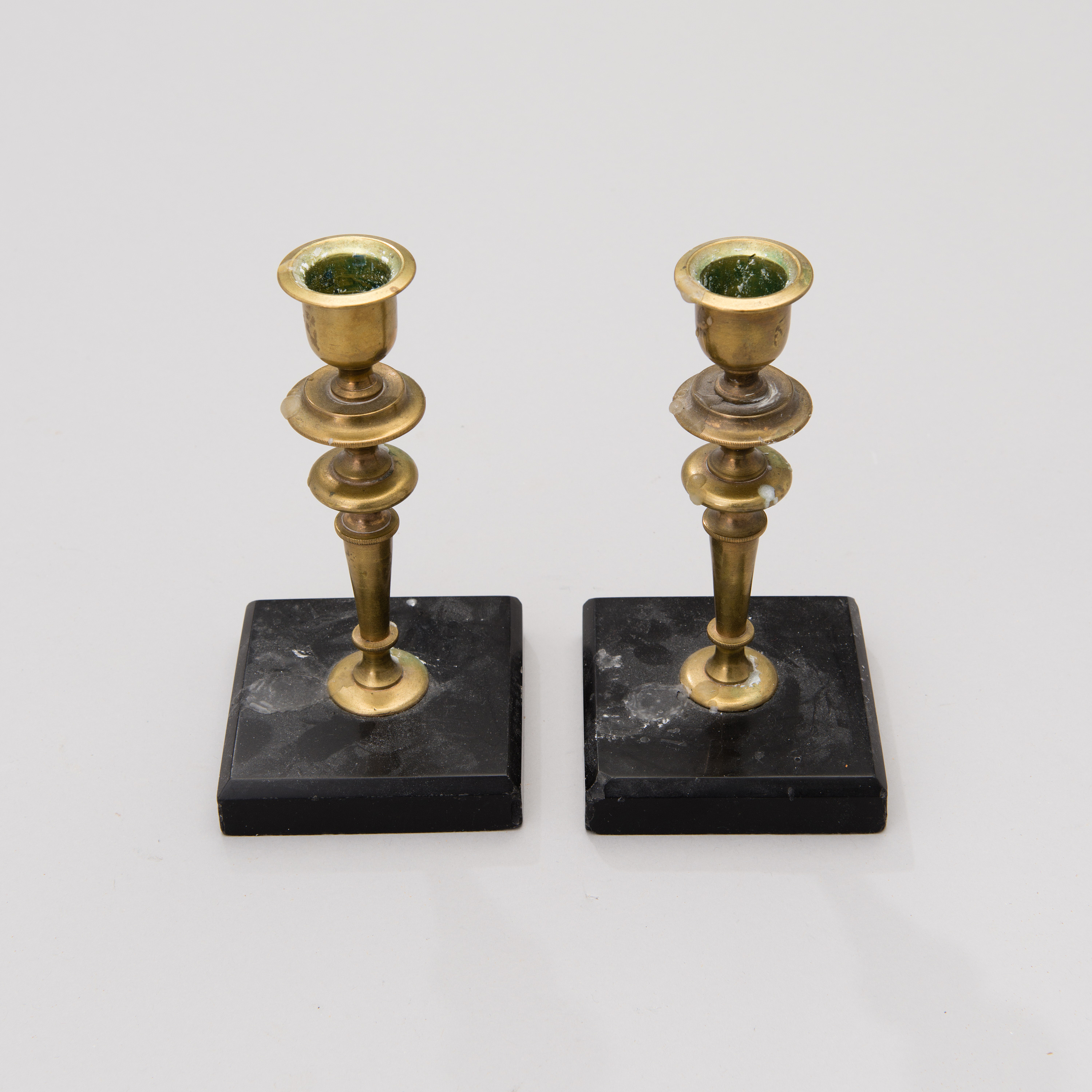 A pair of brass candlesticks from the end of the 19th century. Bukowskis