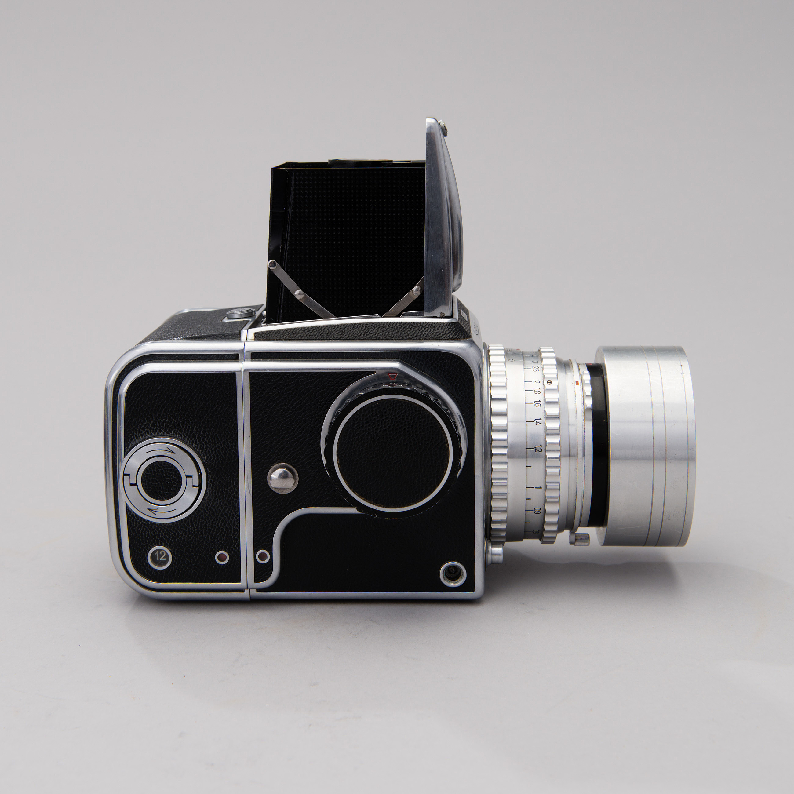 A 1955 HASSELBLAD 1000F CAMERA WITH ACCESSORIES. Bukowskis