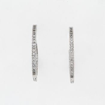 ÖRHÄNGEN, med briljantslipade diamanter totalt cirka 0.60 ct.