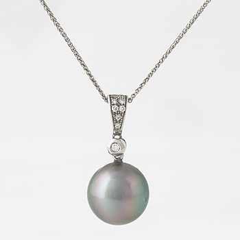 HÄNGE, med odlad Tahitipärla och briljantslipade diamanter ca 0.10 ct.
