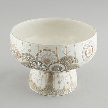 A porcelain pot, made by Lladro between 1971-1974.