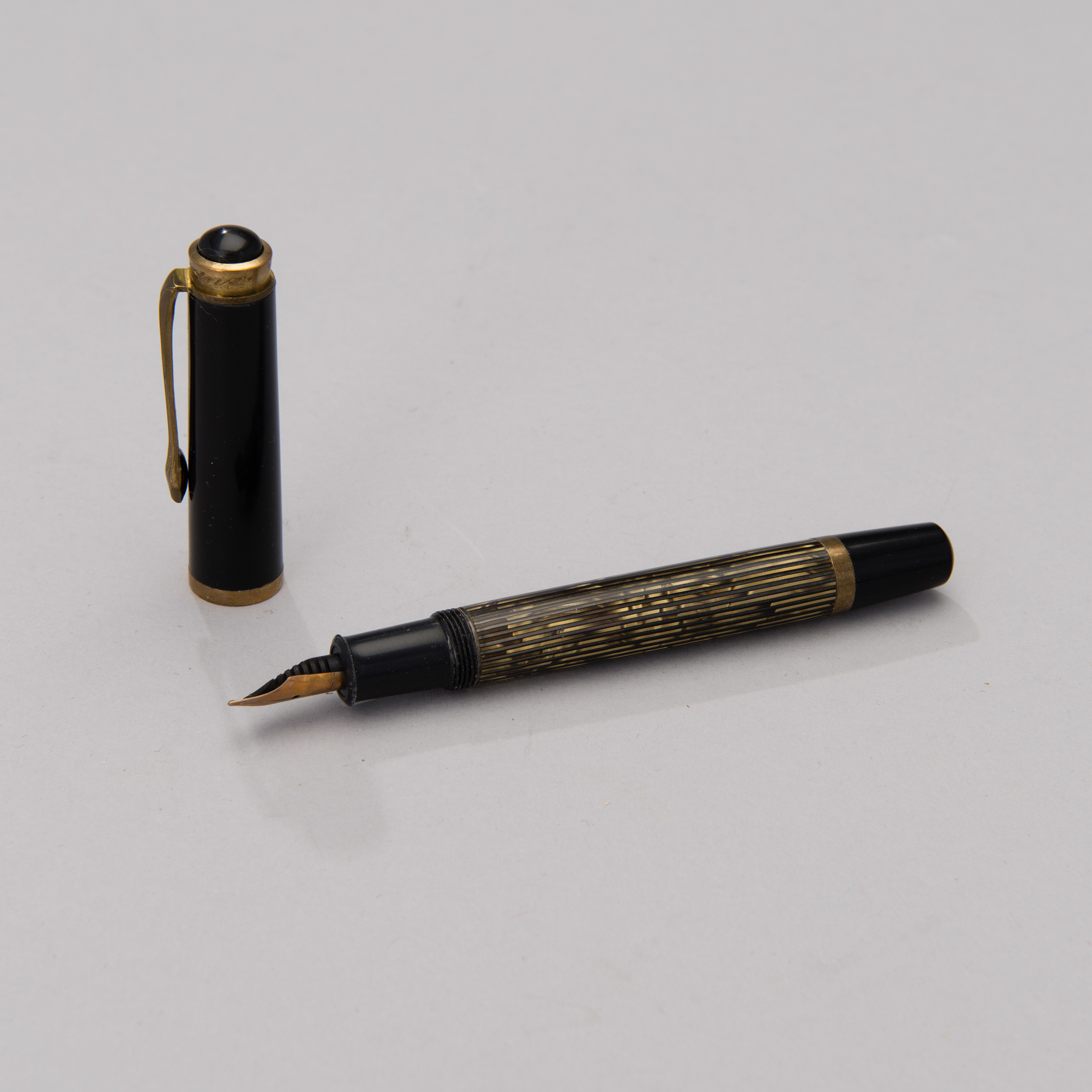 TWO VINTAGE FOUNTAIN PENS by Parker and Goldring. Bukowskis