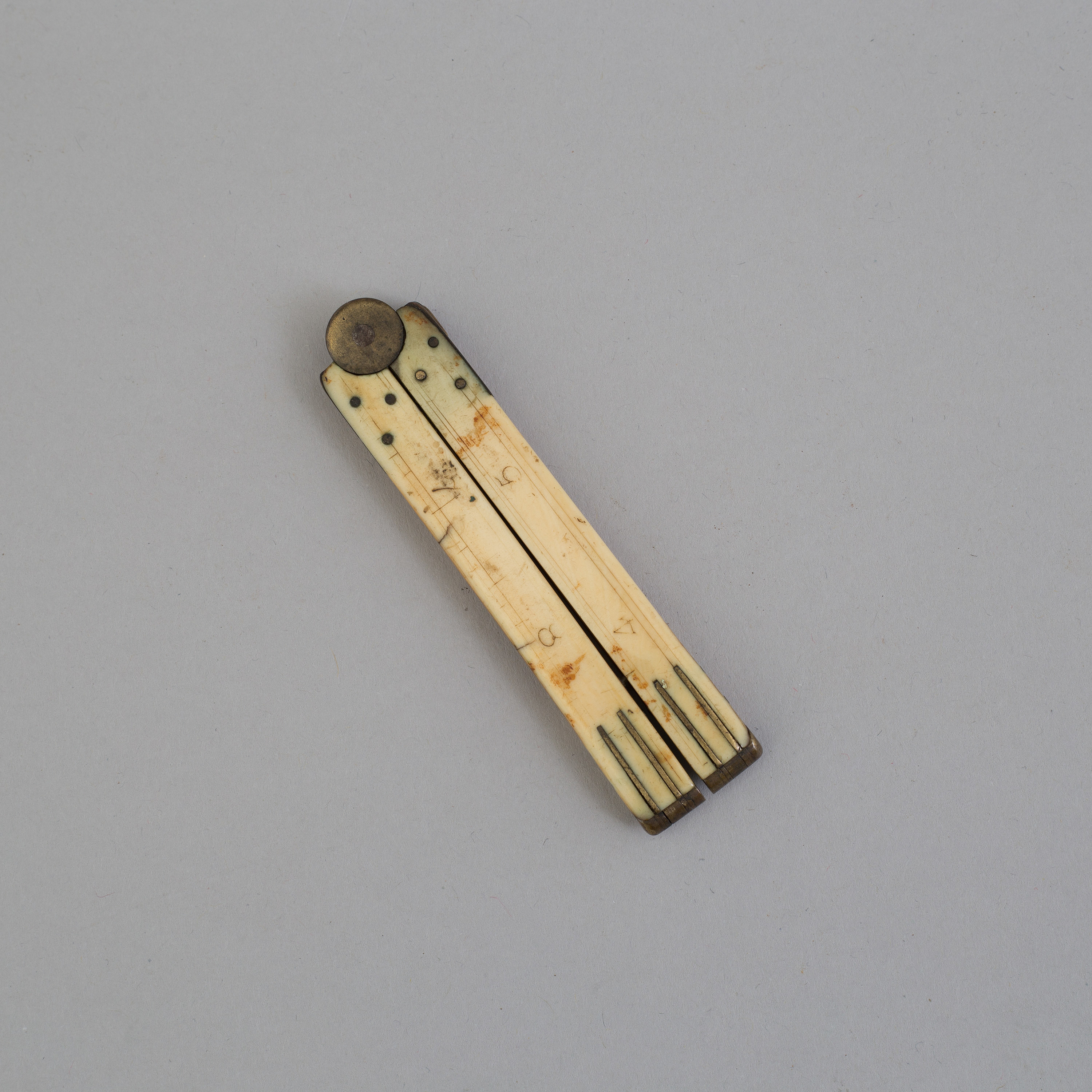A 19TH CENTURY BONE FOLDING RULER. Bukowskis