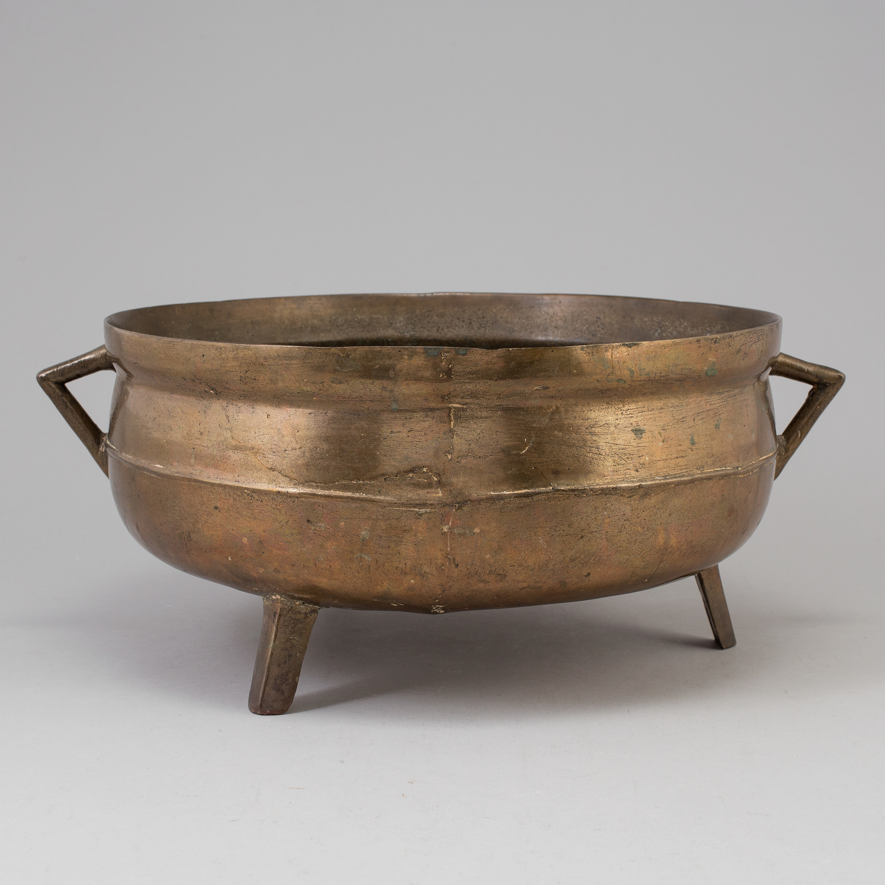 A 19th century brass cauldron. Bukowskis