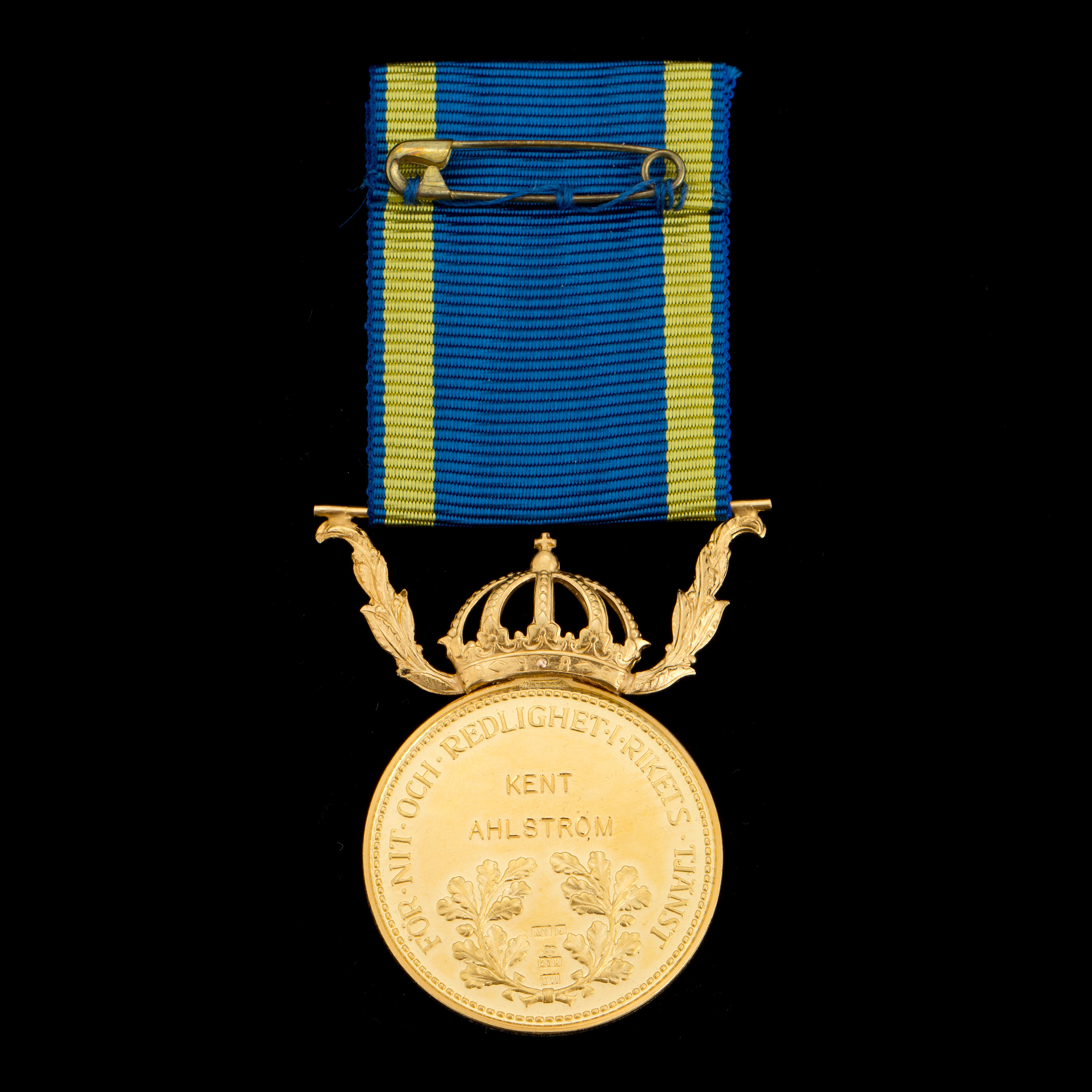 a 23 k gold medal, weight ca 15 g. Bukowskis