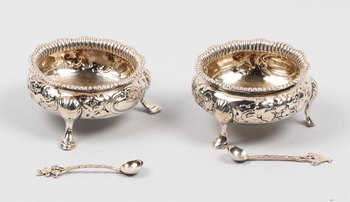 92327. SALTKAR, ett par, rokokostil, London 1800-talets andra hälft.