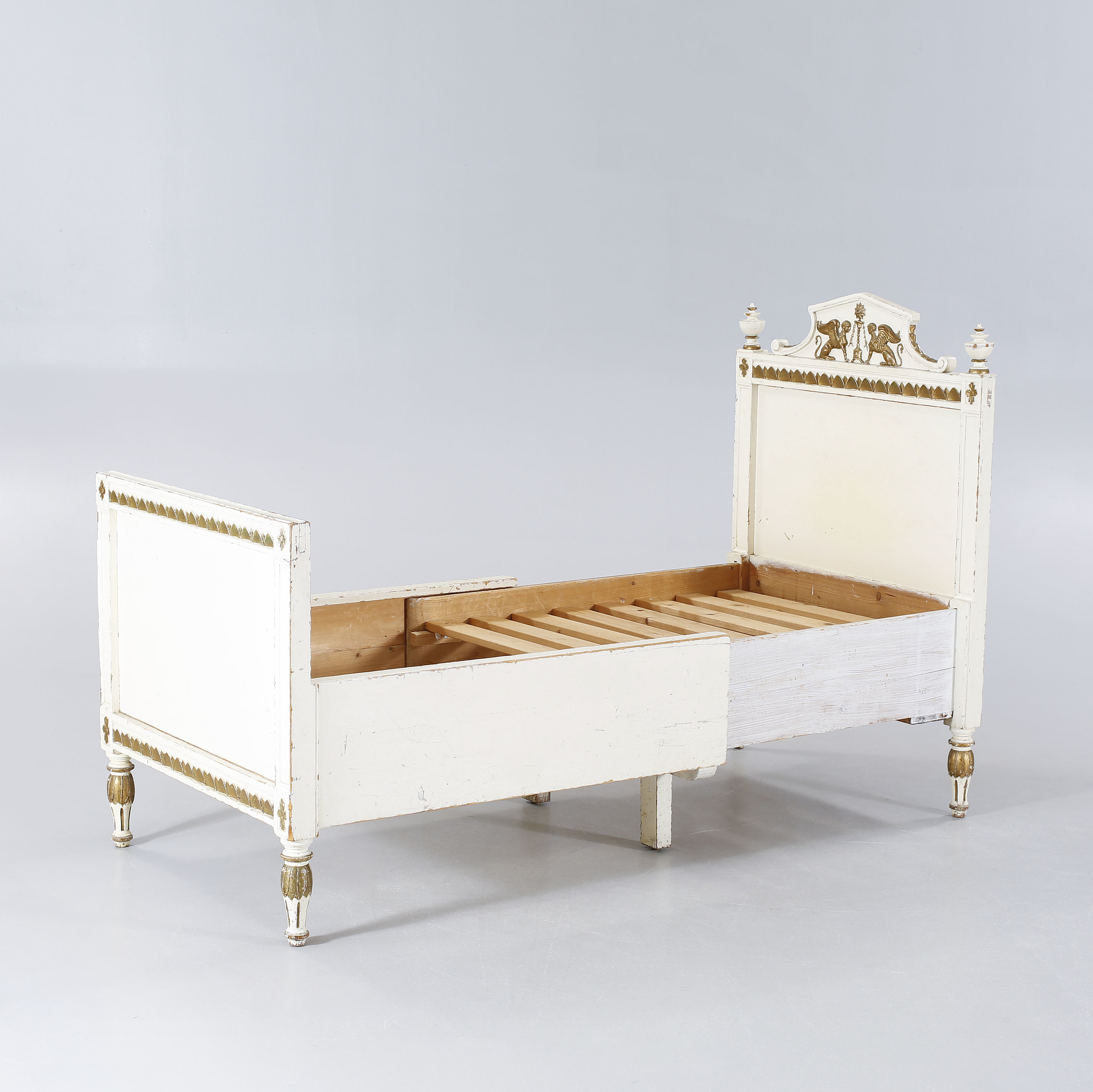 A gustavian style bed, early 20th century. Bukowskis