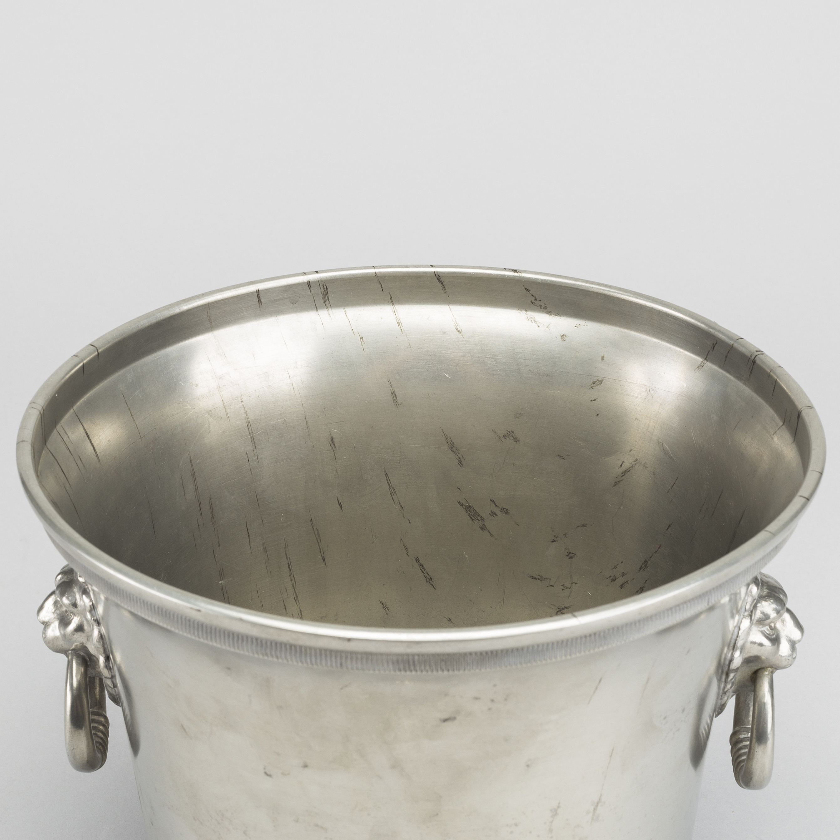 A PEWTER WINE COOLER FROM 1935. Bukowskis