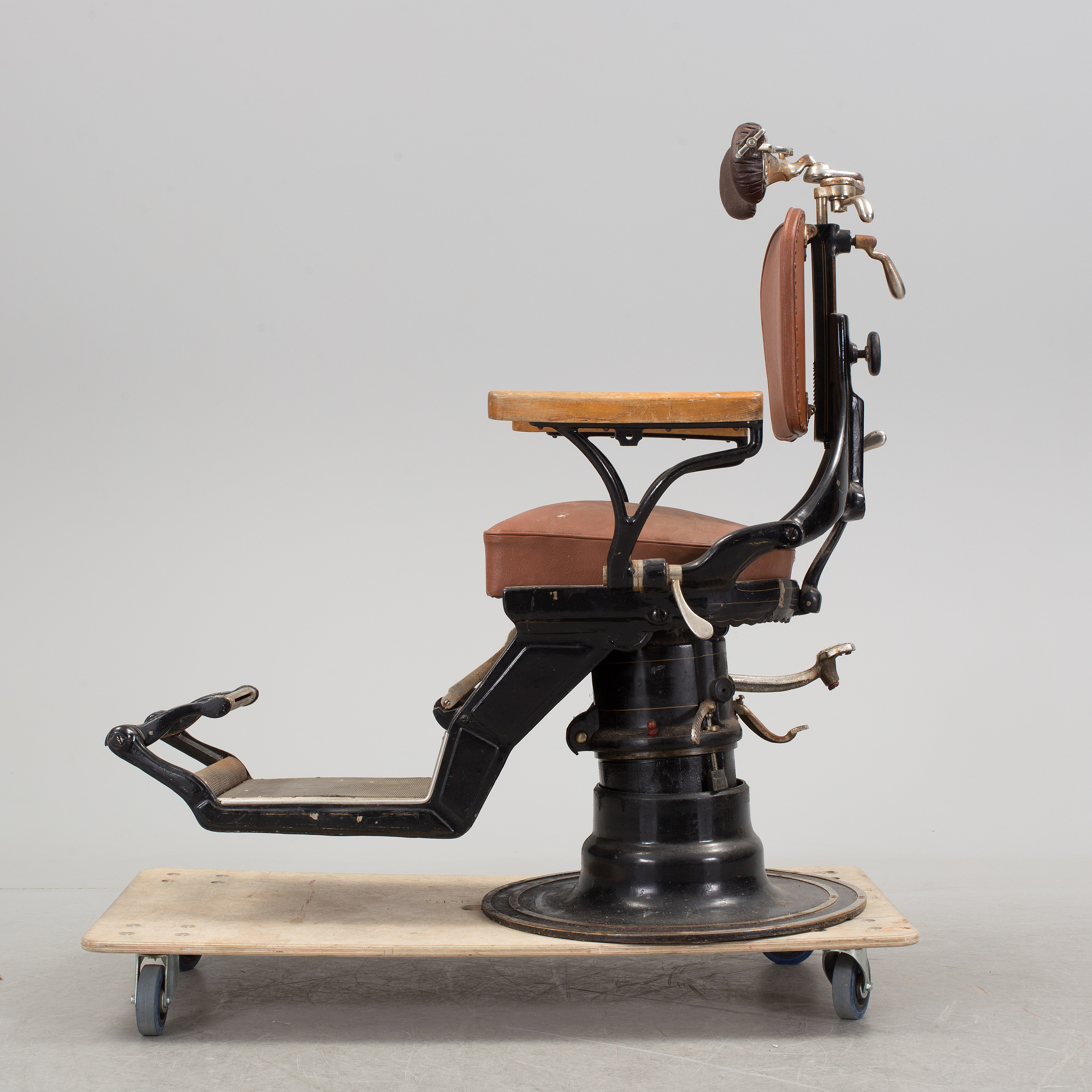 A dental chair, circa 1900. Bukowskis