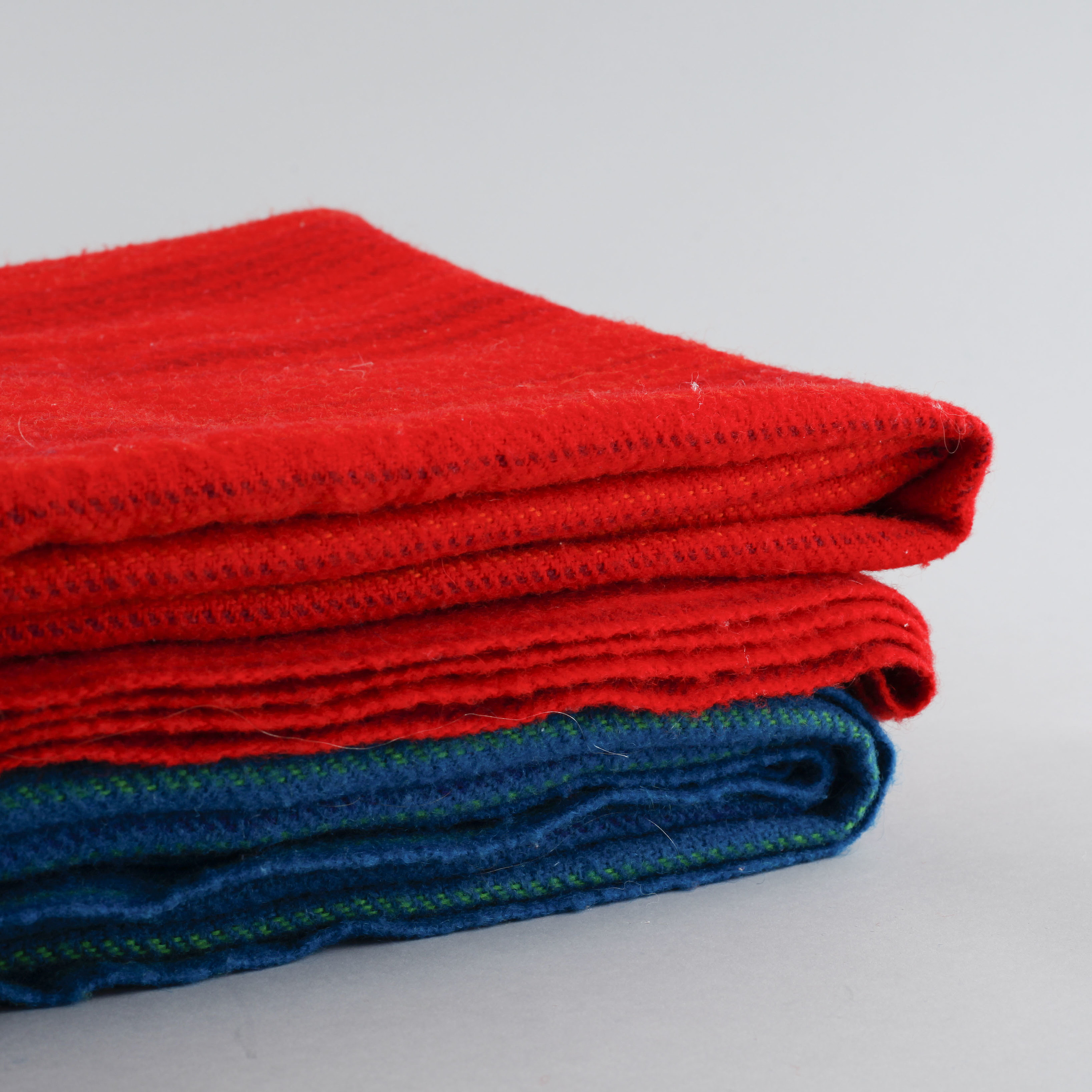 TWO VIOLA GRÅSTEN BLANKETS. Bukowskis