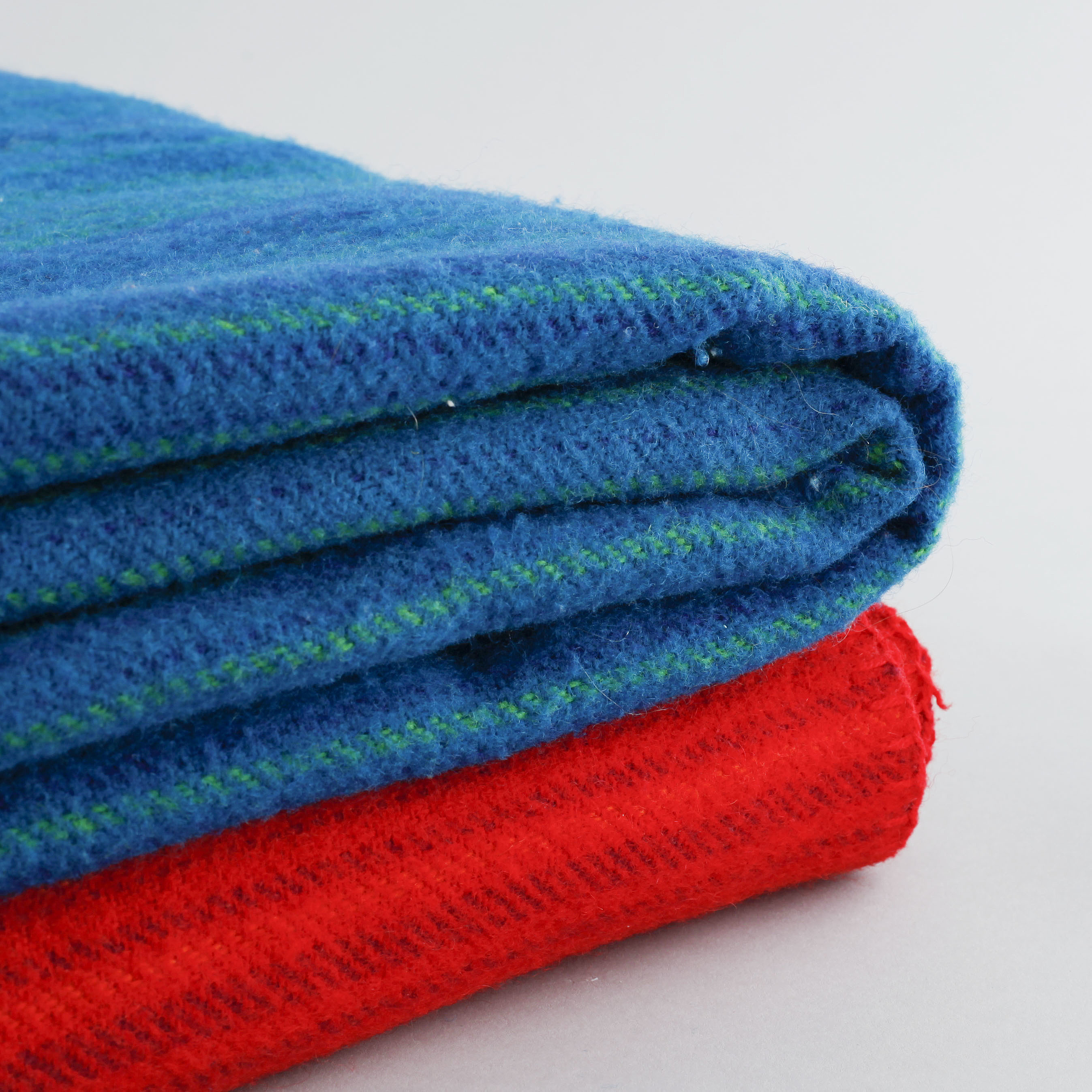 TWO VIOLA GRÅSTEN BLANKETS. Bukowskis