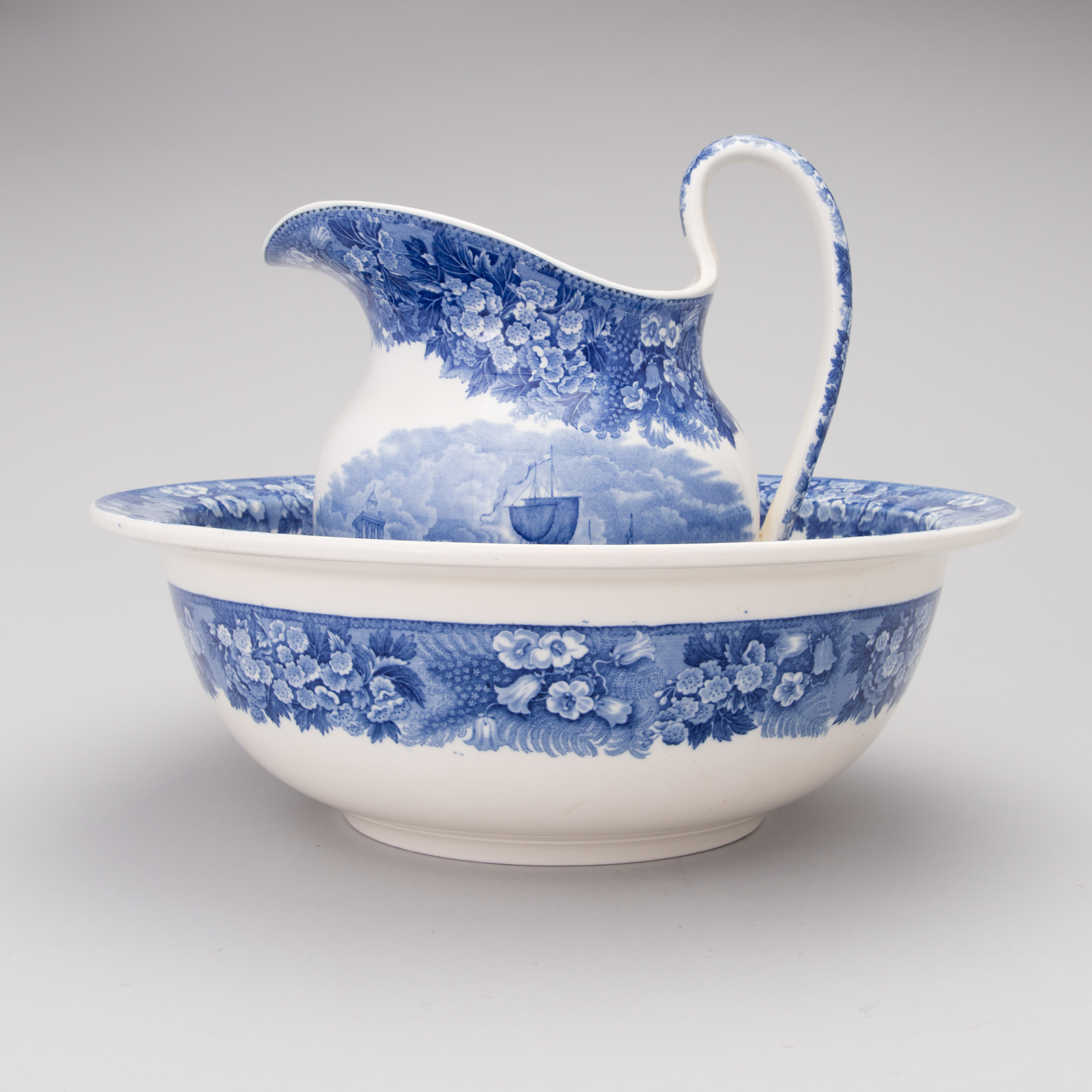 Wedgwood porcelain toiletry, "Ferrara", England, ca 1900. Bukowskis