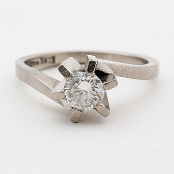 RING, 18K vitguld med briljantslipad diamant ca 0.49 ct.