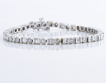 ARMBAND, med briljant och baguetteslipade diamanter ca 3.45 ct.
