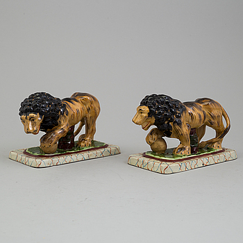 A PAIR OF POTTERY FIGURES, England, 19th century.