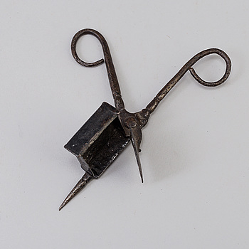 A PAIR 17TH CENTURY IRON CANDLE SCISSORS.