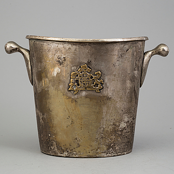 A MID 20TH CENTURY PLATED CHAMPAGNE COOLER.