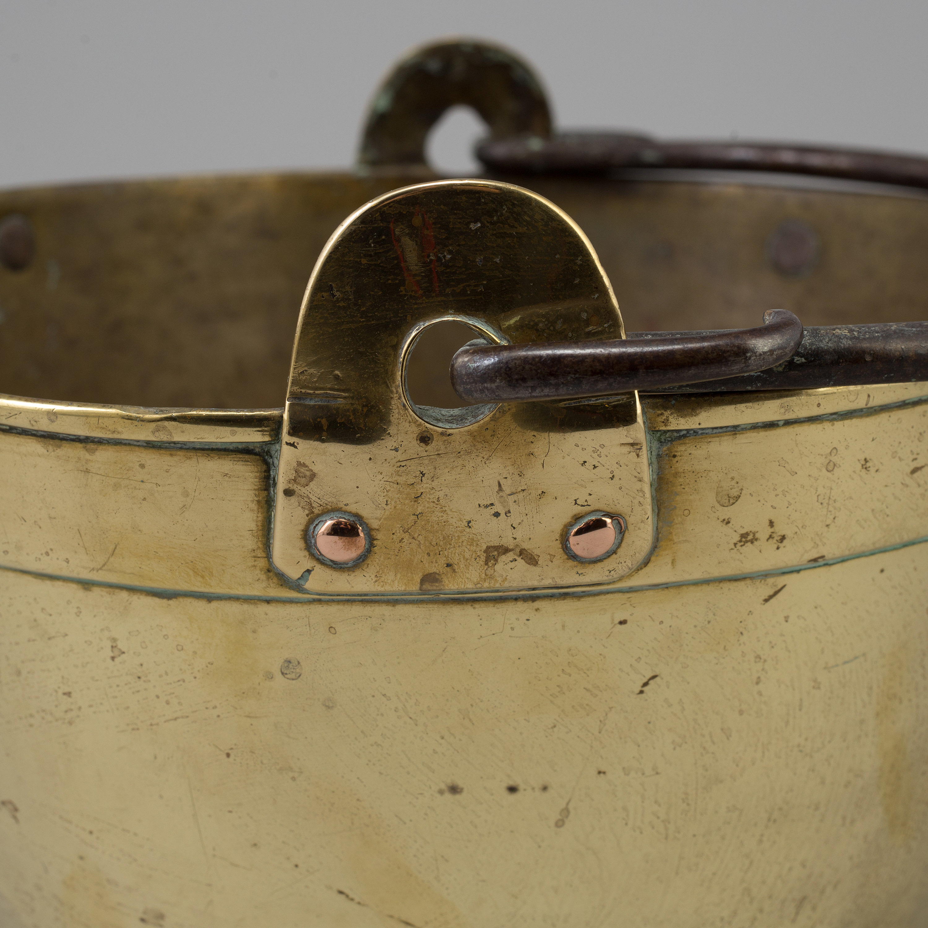 A 18th century brass bucket. Bukowskis