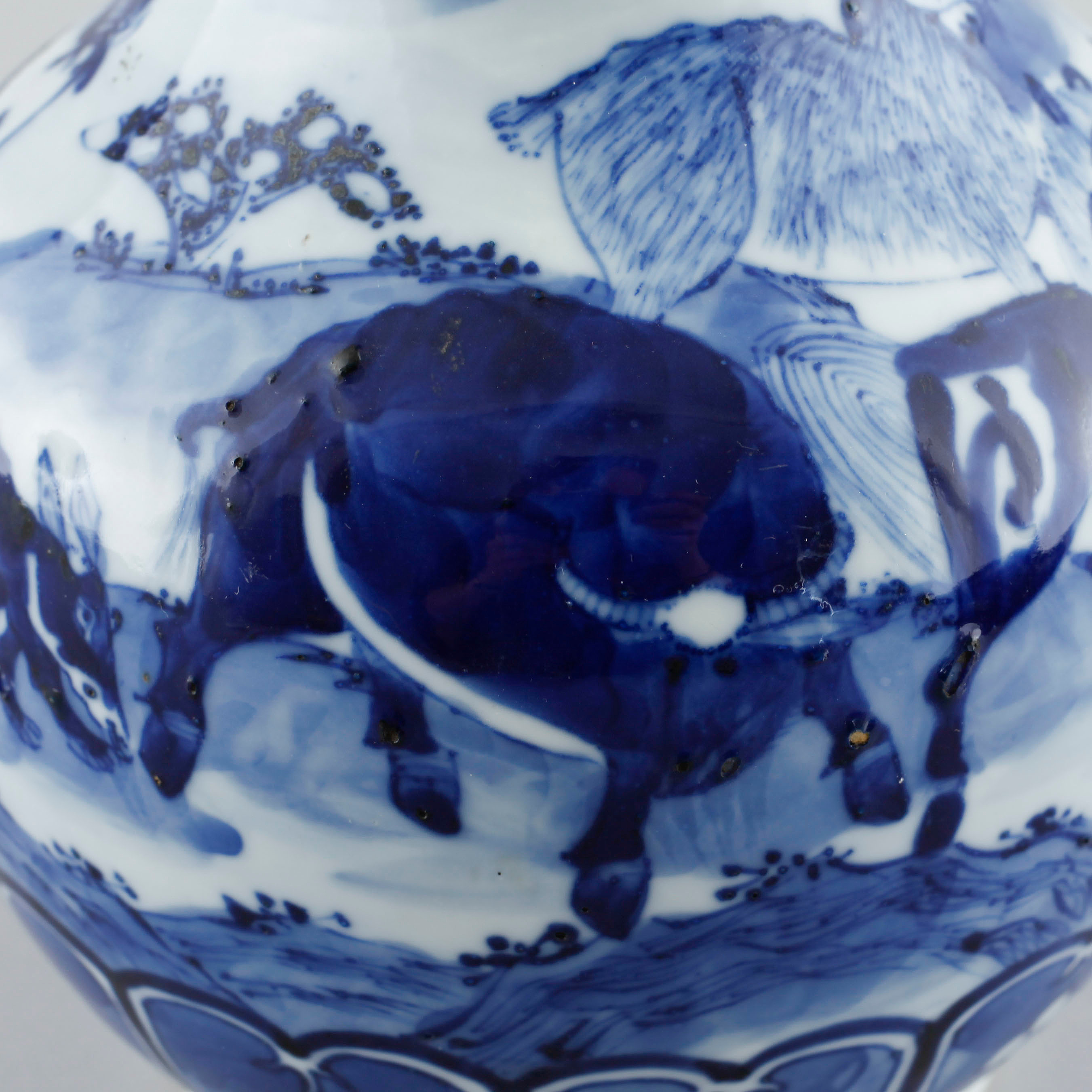 A porcelain vase from China, late Qing dynasty (16441912). Bukowskis