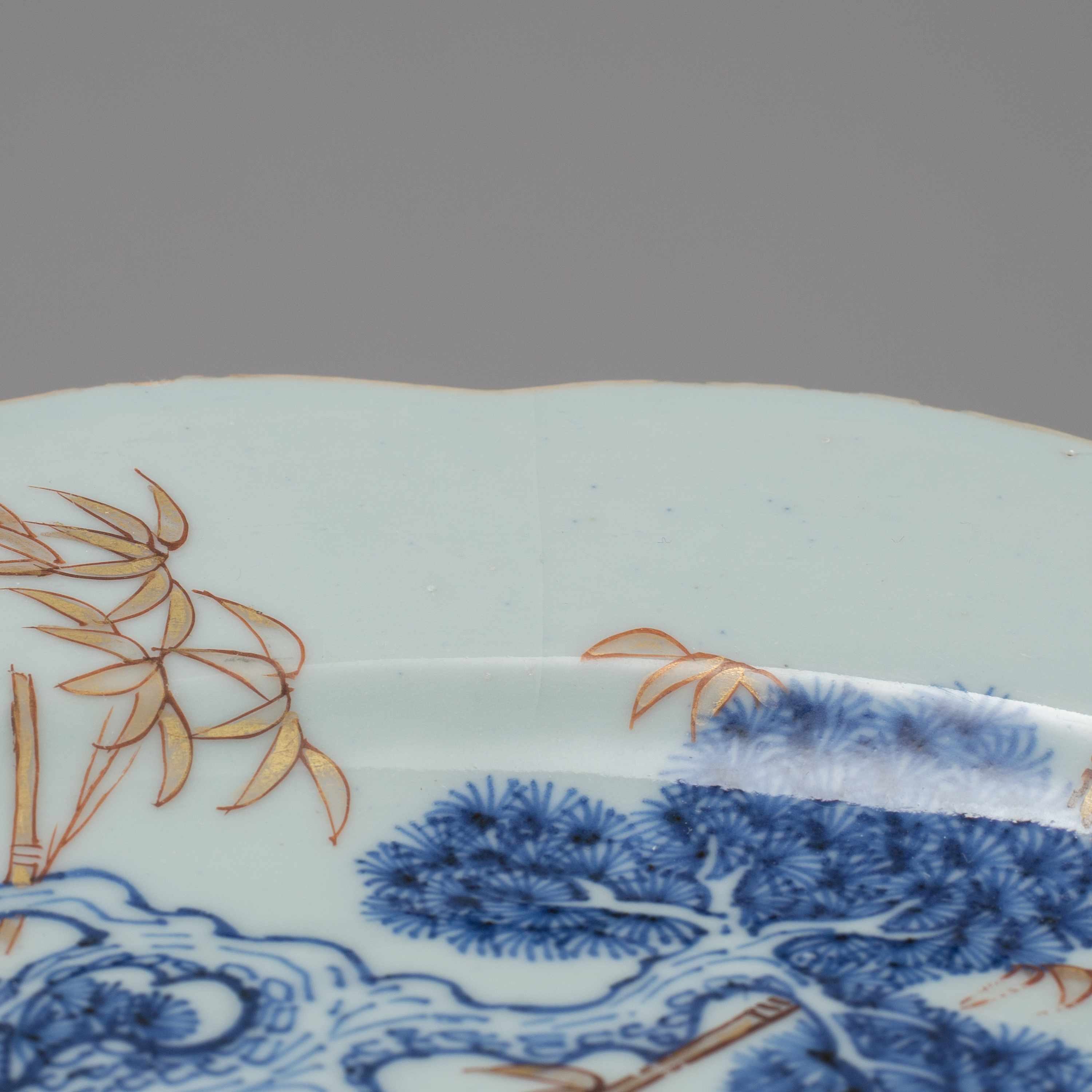 a-serving-dish-and-a-set-of-seven-chinese-export-porcelain-blue-and