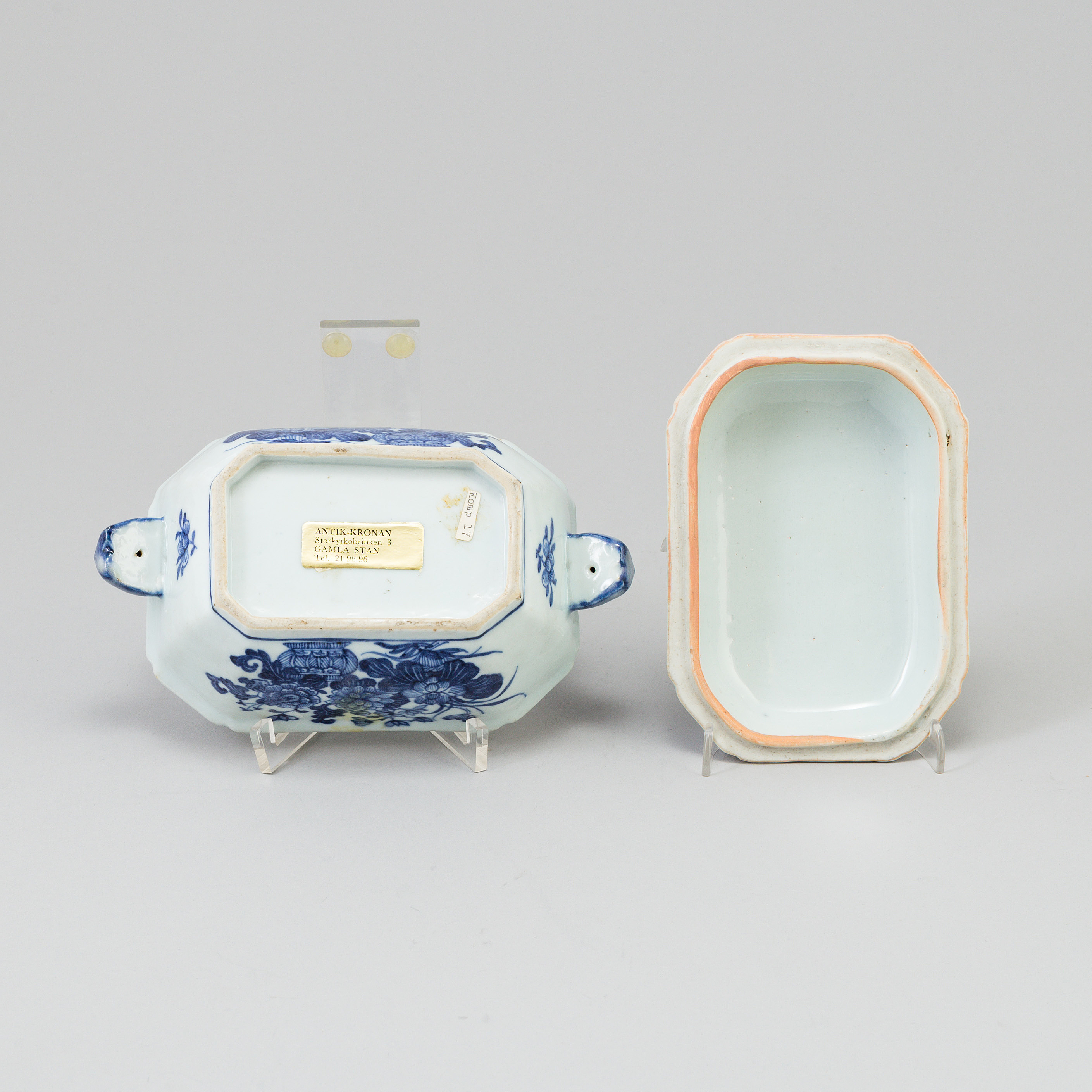 A Chinese blue and white export porcelain butter tureen with cover and