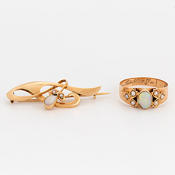 BROSCH och RING med cabochonslipade opaler och seedpärlor, 18K guld.