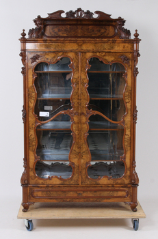 93609. BOKSKÅP, nyrokoko, 1800-talets andra hälft.