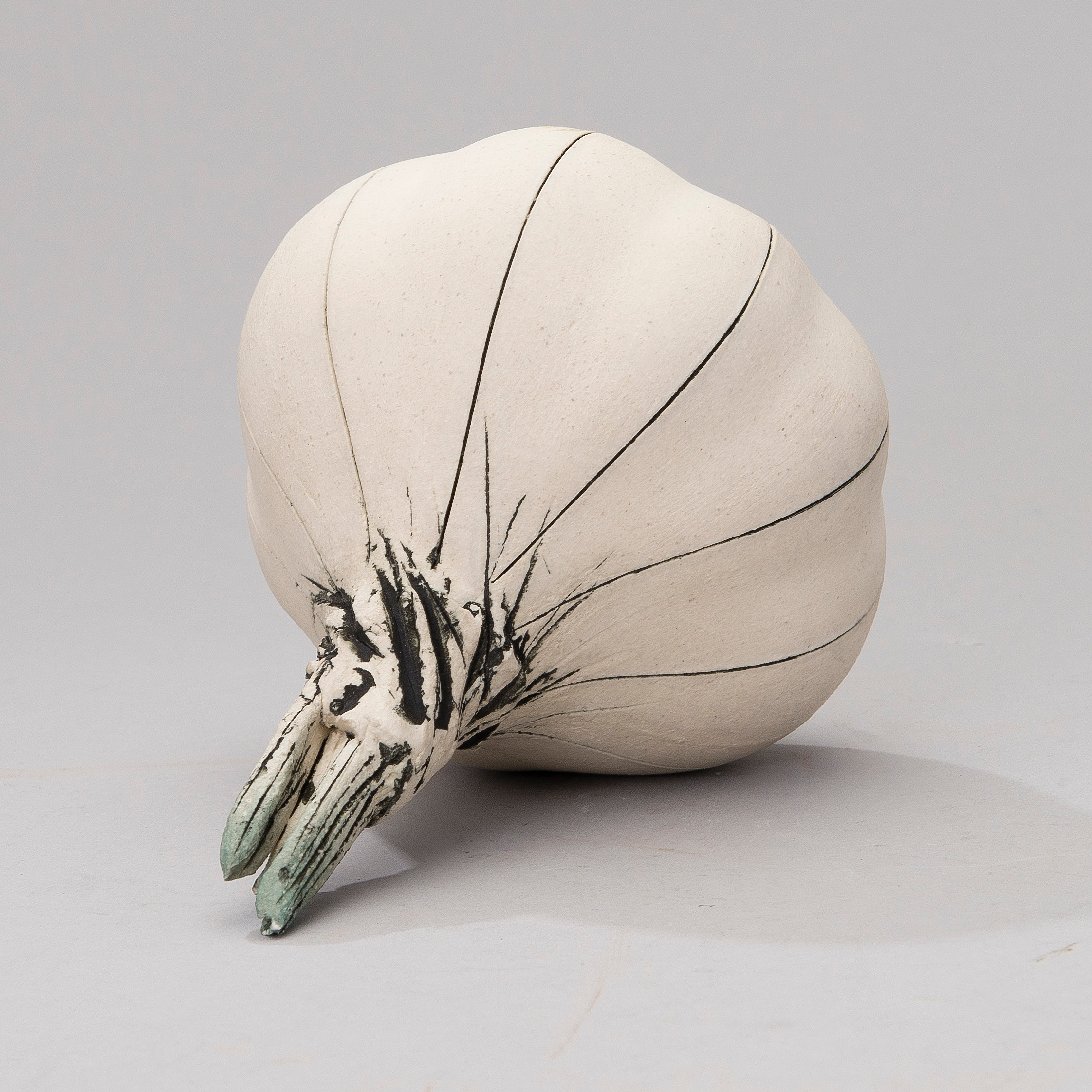 A ceramic "Garlic" sculpture signed GOG 92 Arabia Finland. Bukowskis