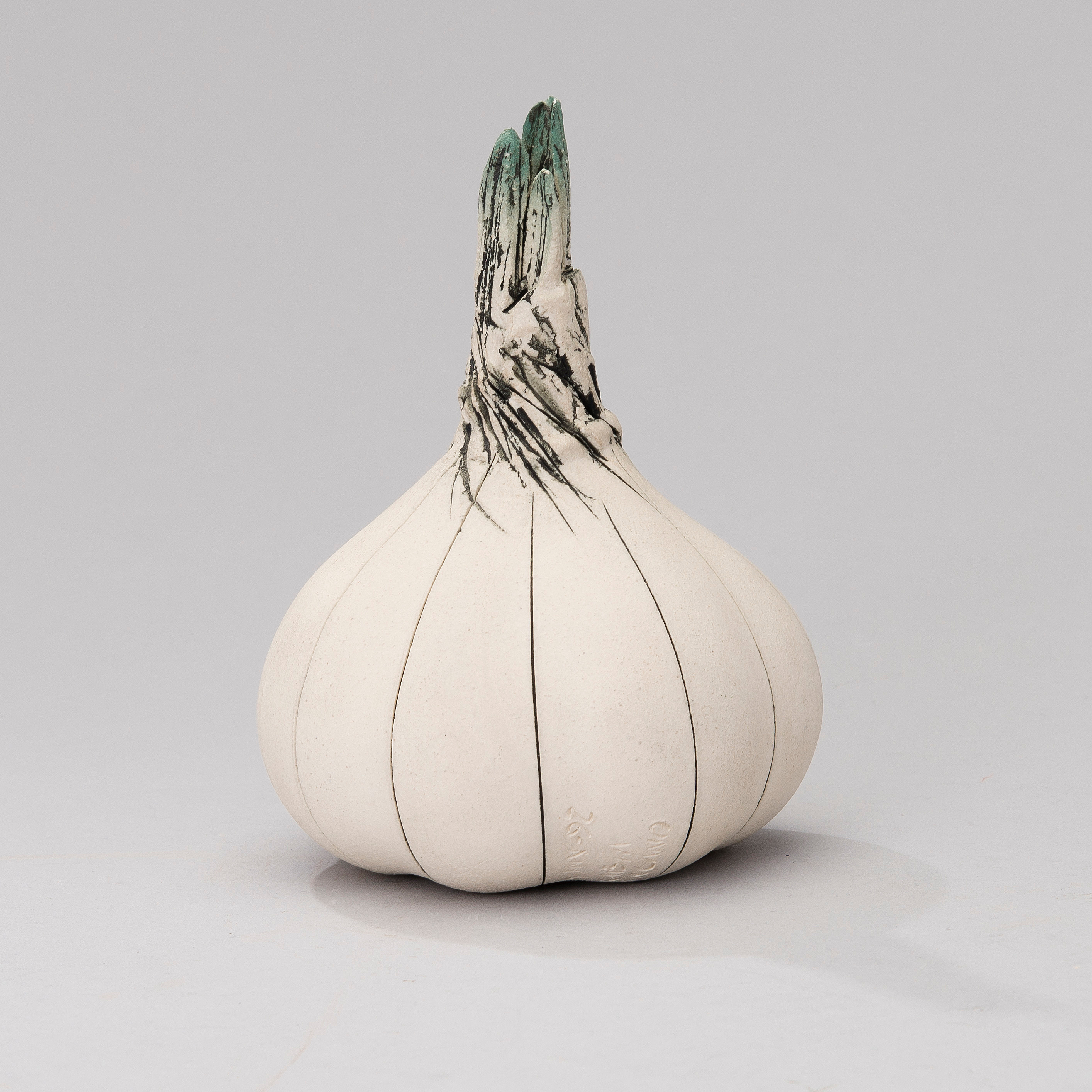 A ceramic "Garlic" sculpture signed GOG 92 Arabia Finland. Bukowskis