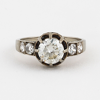 RING, med äldre briljant- och gammalslipade diamanter.