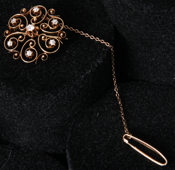 93863. BROSCH, 14k guld med 7 st diamanter. Tot 6 g.