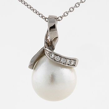 HÄNGE, med odlad South Seapärla och briljantslipade diamanter ca 0.05 ct.