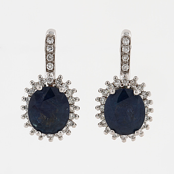 ÖRHÄNGEN, med safirer ca 5.00 ct och briljantslipade diamanter ca 0.45 ct.